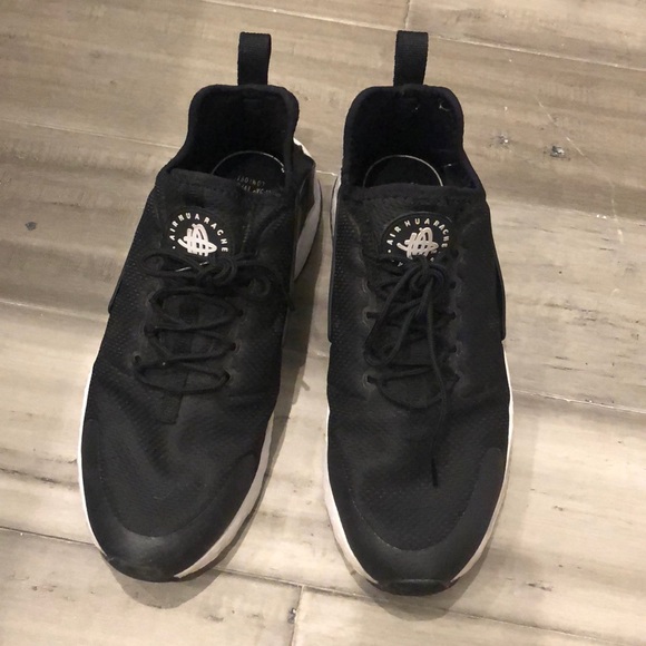 Nike Shoes - Nike Black/White Huarache - 10